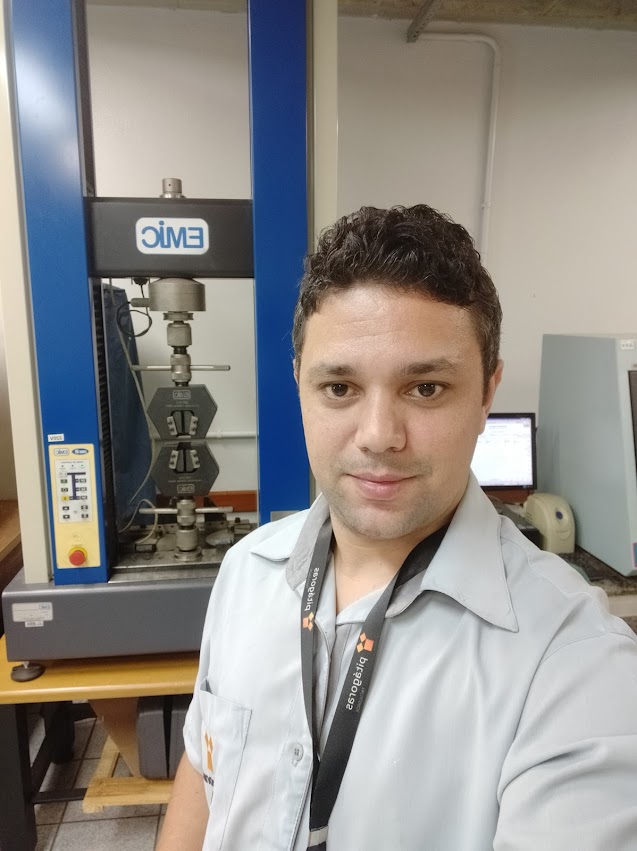 Foto de Wilker J C Pimenta no Laboratório de Ensaios Mecânicos da Faculdade Pitágoras de Ipatinga-MG.